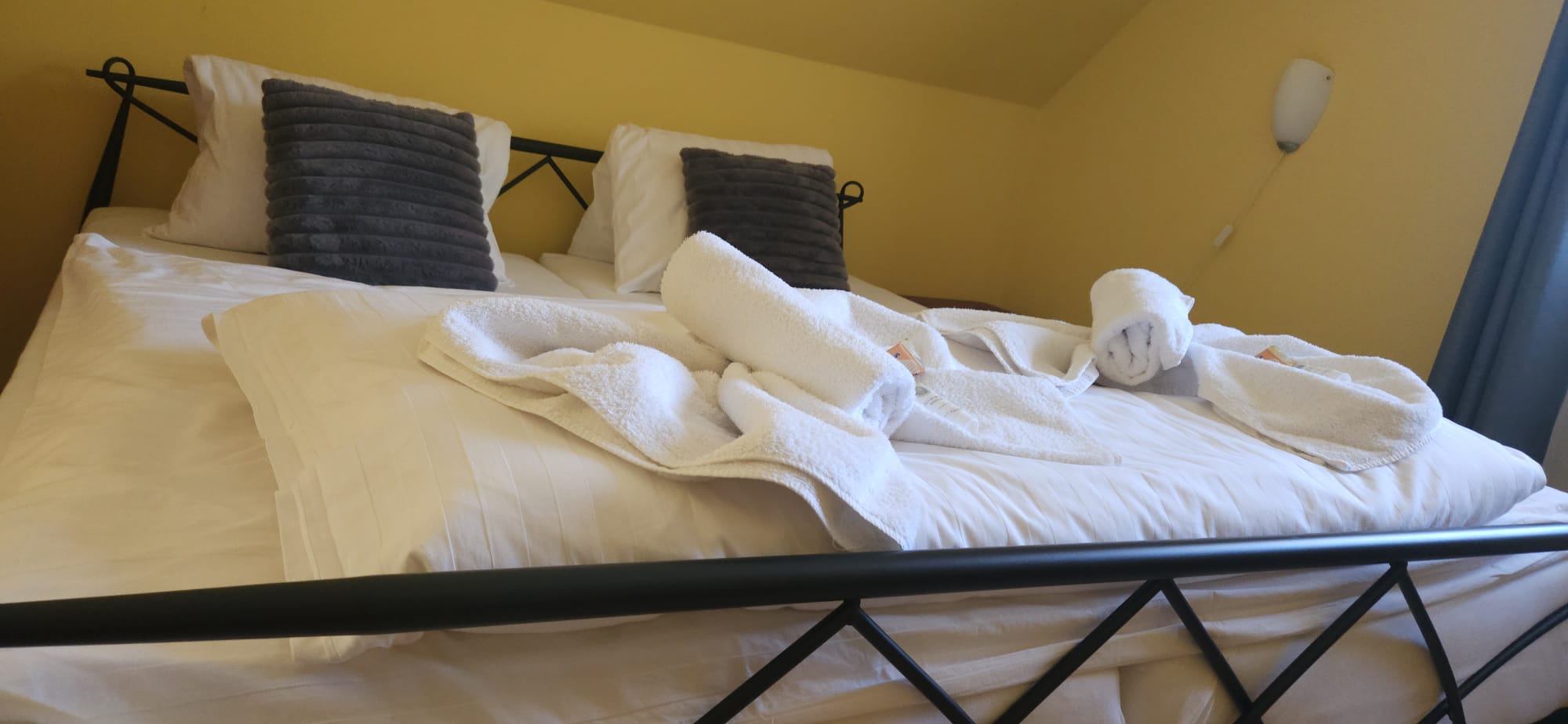 Připravená postel s ručníky